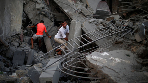 Palestinos en un edificio derribado por Israel en Gaza. REUTERS/Mohammed Salem