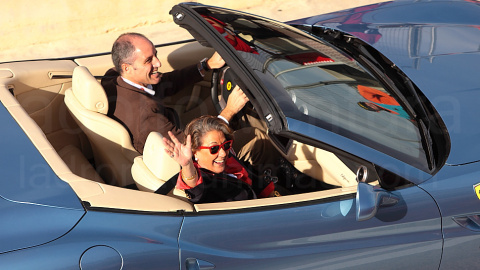 Rita Barberá y Francisco Camps, en un Ferrari durante la inauguración del circuito de Fórmula 1 en Valencia.