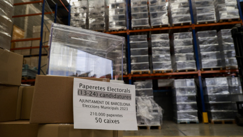 Los trabajos de preparación de las urnas, papeletas y demás elementos electorales en los talleres del Ayuntamiento de Barcelona donde se ultiman los preparativos para las elecciones del 28 de mayo