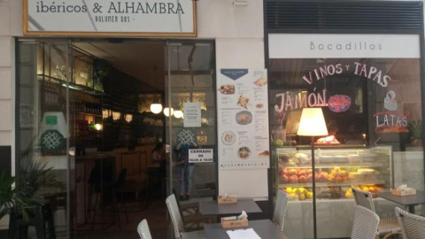 Exterior del bar 'Ibéricos & Alhambra' que ha ofrecido un puesto de camarero al que sólo podían optar personas mayores de 50 años. (TWITTER)