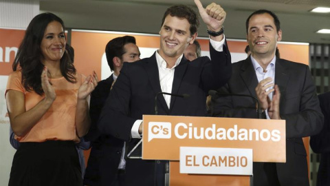 El presidente de Ciudadanos, Albert Rivera (c), y los candidatos a la alcaldia y a la Comunidad de Madrid, Begoña Villacis (i) e Ignacio Aguado (d), celebran los resultados electorales esta noche en Madrid. EFE/Kiko Huesca