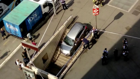 Un coche queda atrapado en la boca del metro de Barcelona al confundirla con un parking. EFE