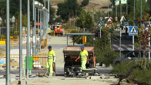 Dos homes treballen a una obra de Barcelona. Europa Press