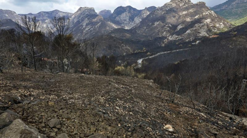 Vista de las montañas que rodean las localidades valencianas de Gandía y Barx, devastadas por el incendio forestal de Llutxent. / EFE