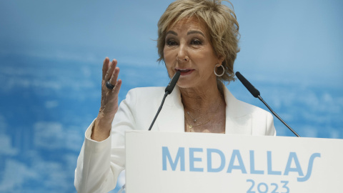 La periodista Ana Rosa Quintana pronuncia unas palabras mientras recibe la Medalla de Honor de la Ciudad de Madrid, a 15 de mayo de 2023.