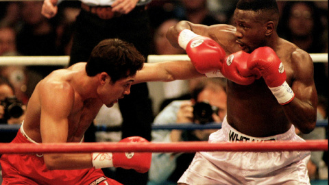 Pernell Whitaker en un combate contra De la Hoya (REUTERS-Archivo)