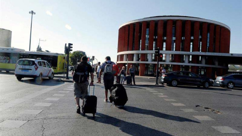 Viajeros llegando a la estación de Atocha de Madrid. (ZIPI | EFE)