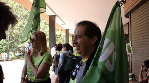 24-5-2023 Diversos membres d'USTEC davant del Departament d'Educació a Barcelona