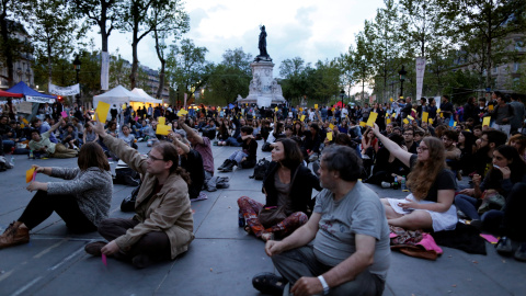 Participantes del movimiento Nuit Debout sentados en la Plaza de la República en París, Francia. REUTERS/Jacky Naegelen