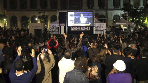 Simpatizantes de Podemos celebran los resultados obtenidos en las elecciones autonómicas y municipales frente al museo Reina Sofía, en Madrid. EFE/Alberto Martín