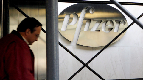 Un peatón pasa por delante de la sede de la farmacéutica Pfizer en Nueva York. EFE/EPA/JUSTIN LANE