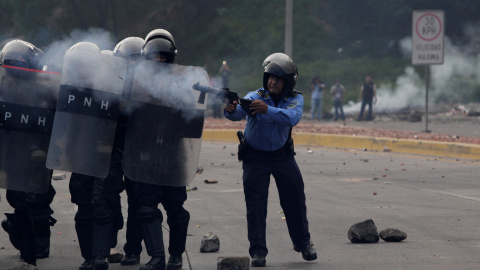 Policías hondureños lanzan gas lacrimógeno a manifestantes en Tegucigalpa. REUTERS/Jorge Cabrera