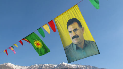 Carteles del lider y fundador del PKK, Abdula Ochalan, encarcelado por los turcos, y de cuyo estado no se tiene noticias desde hace varios años. Su pensamiento ha inspirado la acción política de facciones kurdas de Turquía, Siria e Irán / K