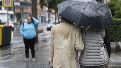 23/05/2023 - Una pareja se resguarda de las lluvias de este martes, que continuarán durante el resto de la semana especialmente en el este del país.