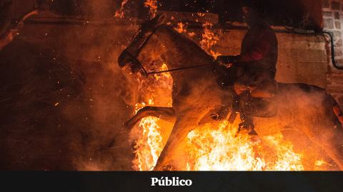 Un caballo, obligado a trotar sobre el fuego en la celebración de la Luminarias de San Bartolomé, en Ávila