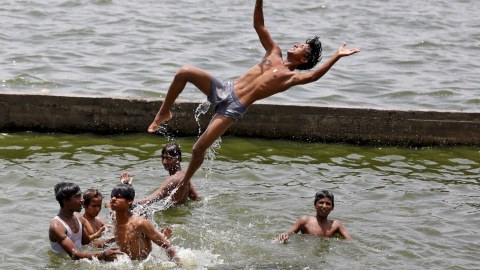 Un grupo de jóvenes se baña en el río Sabarmati en medio de la ola de calor que azota al país, en Ahmedabad, India./ REUTERS/Amit Dave