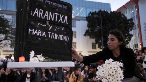 Uno de los momentos de la concentración en recuerdo de Arantxa Gutiérrez López y María Trinidad Matus Tenorio, asesinadas en Costa Rica por dos hombres. | EFE