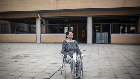 Maricarmen Téllez, de 71 años y enferma del riñón, en el portal del edificio que ocupa desde 2017 en Móstoles, amenazado de desalojo.