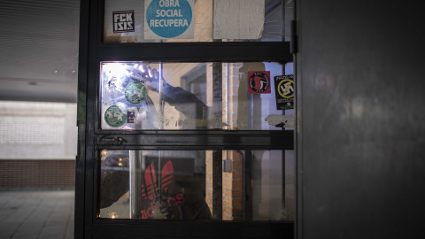 Un vecino suelda barras de metal en la puerta para resistir el desalojo de este viernes en Móstoles, al que acudirán las unidades antidisturbios de la Policía.