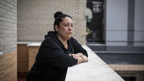 Ana Jiménez, de 39 años, vive desde 2013 en el Edificio Dignidad de Móstoles, junto a su marido y sus hijos tras perder el empleo y la vivienda durante la crisis económica de 2008.