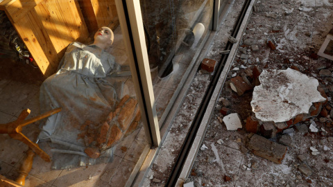 Un maniquí en el suelo de una tienda en Lombok tras el terremoto. REUTERS/Beawiharta