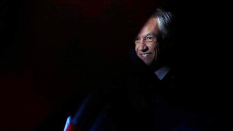 El presidente electo de la coalición Chile Vamos, Sebastián Piñera, saluda a un grupo de simpatizantes tras su victoria. | ELVIS GONZÁLEZ (EFE)