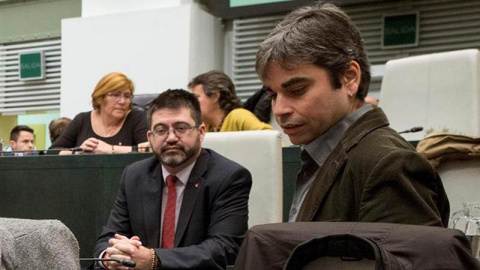 En primer plano, el nuevo concejal de Economía y Hacienda del Ayuntamiento de Madrid, Jorge García Castaño, y detrás su predecesor, Carlos Sánchez Mato, durante el pleno del Ayuntamiento, celebrado este lunes. | LUCA PIORGIOVANNI (EFE)