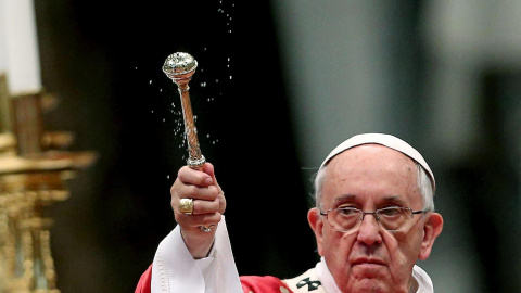 El Papa Francisco, durante la misa de Pentecostés celebrada ayer. EFE