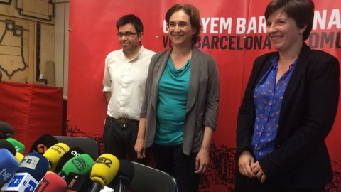 Ada Colau con Gerardo Pisarello, y Laia Ortiz, antes de la rueda de prensa tras su victorias en las municipales del 24-M. E.P.