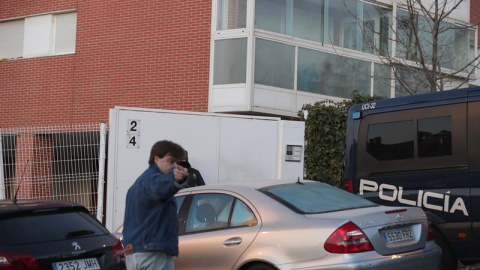 ectivos de la Policía Nacional a las puertas del edificio de la localidad madrileña de Majadahonda donde esta madrugada ha sido detenido un hombre como presunto integrante del grupo terrorista DAESH. EFE/Zipi