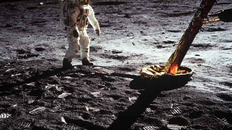 El astronauta Edwin E. Aldrin, caminando sobre la superficie lunar en 1969. – NASA