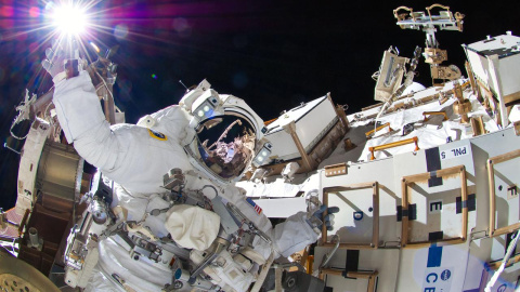 : La astronauta Sunita Williams en un paseo espacial en 2012. - NASA