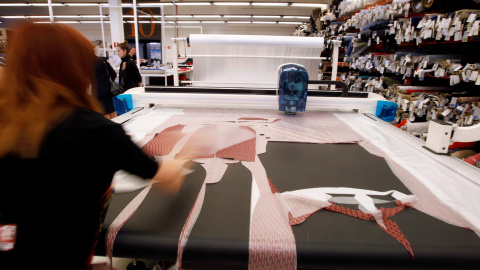 Trabajadores de una empresa textil. REUTERS