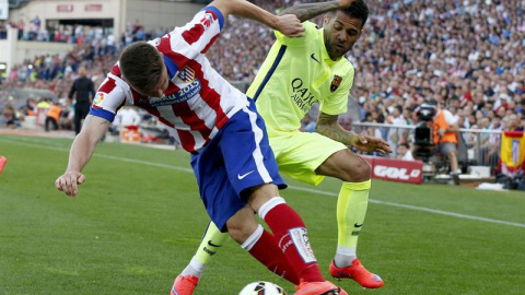 Alves en el penúltimo partido de Liga contra el Atlético. /EFE