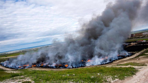 Vista del incendio de neumáticos en Seseña (Toledo) cuyas labores de extinción continúan, aunque la gravedad de la alerta ha bajado y se ha levantado la orden de evacuación de los habitantes de la urbanización El Quiñón. EFE/Ismael Herrero