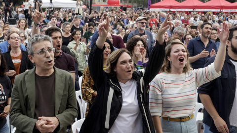 La alcaldesa de Barcelona y candidata a la reelección por Barcelona en Comú, Ada Colau (c), durante el acto electoral que su formación ha celebrado hoy miércoles en Barcelona.