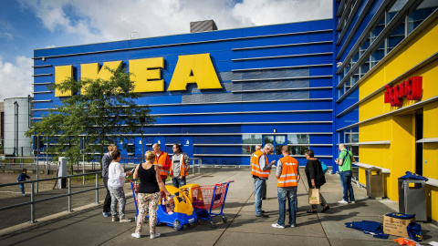 Fotografía de agosto de 2014 que muestra a varios membros del sindicato holandés FNV mientras informan a los clientes de Ikea sobre las supuestas penosas condiciones de trabajo de sus empleados, en Haarlem, Holanda. EFE/ Remko De Waal