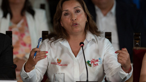 La presidenta peruana Dina Boluarte, durante una conferencia de prensa sobre el informe presentado por la Comisión Interamericana de Derechos Humanos (CIDH), en el Palacio de Gobierno en Lima, a 3 de mayo de 2023.