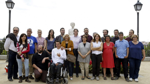 La candidata a la Alcaldía de la capital por Ahora Madrid, Manuela Carmena, posa junto a las 20 primeras personas de su lista, en el Mirador de la Cornisa, en Madrid. EFE/Juan Carlos Hidalgo