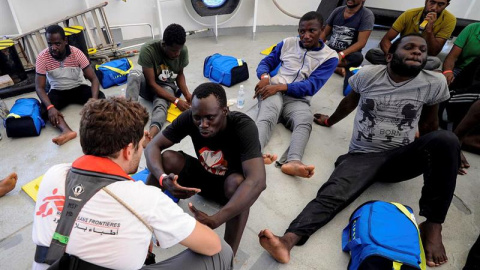 Imagen de las personas rescatadas a bordo del Aquarius. EFE/EPA