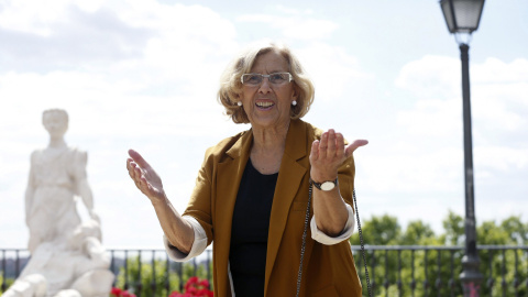 La candidata a la Alcaldía de la capital por Ahora Madrid, Manuela Carmena, hace unas declaraciones a los medios en el Mirador de la Cornisa, en Madrid. EFE/Juan Carlos Hidalgo