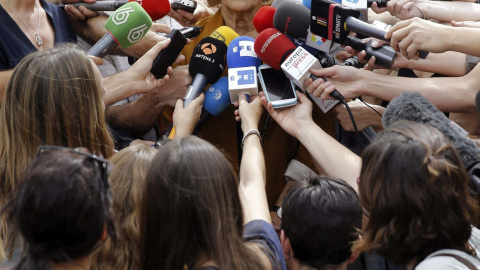 La candidata a la Alcaldía de la capital por Ahora Madrid, Manuela Carmena, hace unas declaraciones a los medios en el Mirador de la Cornisa, en Madrid. EFE/Juan Carlos Hidalgo