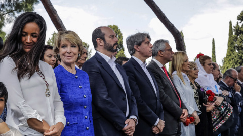 La portavoz del PP en el Ayuntamiento de Madrid, Esperanza Aguirre, con la alcaldesa de Madrid, la presidenta de la Comunidad de Madrid, Cristina Cifuentes, la portavoz de Ciudadanos en el Ayuntamiento de Madrid, Begoña Villacís, y otras au