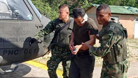 Fotografía cedida por la segunda división del Ejército, que muestra soldados mientras trasladan a uno de los policías heridos durante un atentado hoy en Tibú (Colombia).