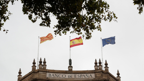 Las banderas catalana (senyera), española y de la UE, en la sede del Banco de España en Barcelona. REUTERS/Yves Herman