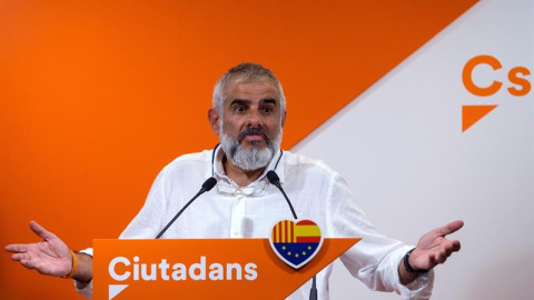 El portavoz de Ciudadanos en el Parlament, Carlos Carrizosa, atiende a los medios de comunicación para valorar la actualidad política. EFE/Quique García