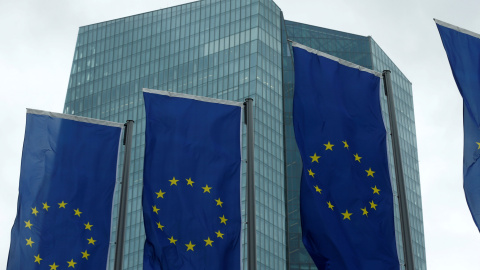 Banderas de la UE en frente de la sede del BCE, en Fráncfort. REUTERS/Ralph Orlowski