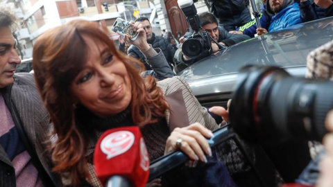 La expresidenta de Argentina Cristina Fernández (c) (2007-2015) sale hoy, 13 de agosto de 2018, de su casa para acudir a declarar como imputada. / EFE David Fernández