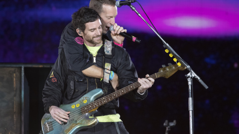 25/05/2023- Guy Berryman y Chris Martin en el concierto de Barcelona dentro de la gira 'Music of the Spheres', a 24 de mayo de 2023.