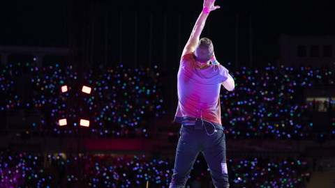 24/05/2023.- El cantante de la banda británica, Coldplay, Chris Martin, durante el concierto que han ofrecido este miércoles en el Estadio Olímpico de Barcelona, incluido en su gira internacional "Music of the Spheres World Tour".